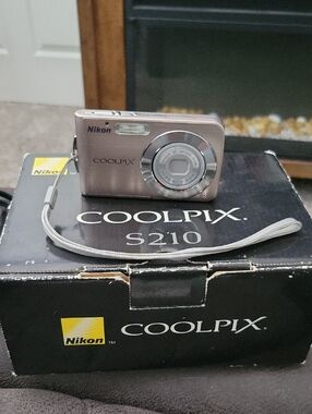 Nikon COOLPIX S210 Compact Digital Camera - Silver